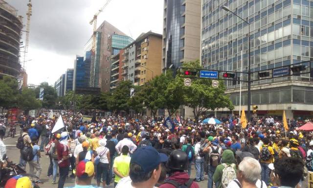 Manifestantes bajan por Chacaíto rumbo al CNE / Foto Régulo Gómez -LaPatilla.com