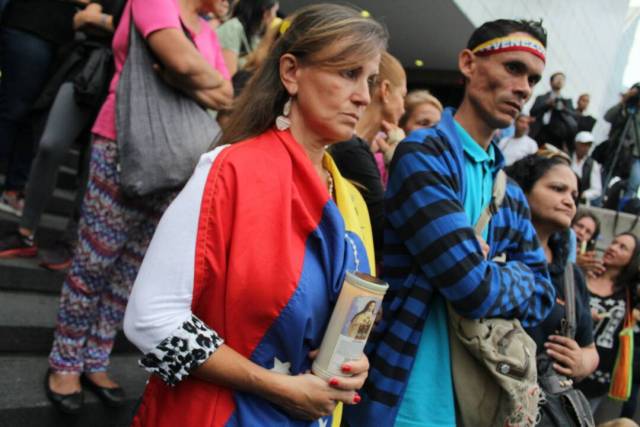 Opositores realizan homenaje a los caídos durante las manifestaciones. Foto: Régulo Gómez / LaPatilla.com 