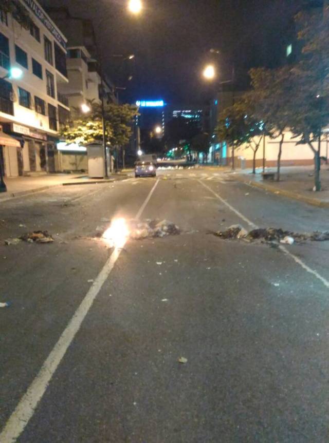 Manifestantes cierran paso con barricadas en Chacao. Foto: LaPatilla.com