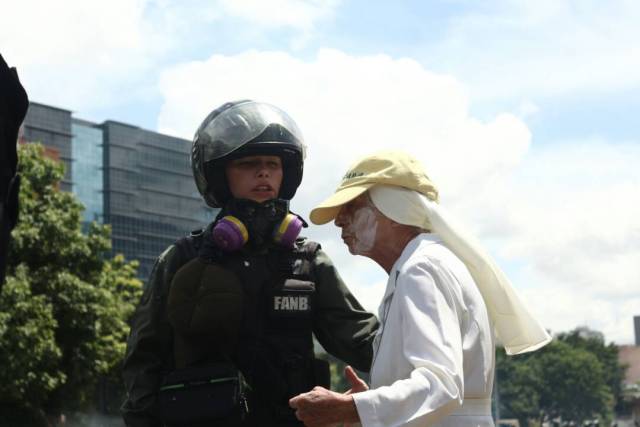 GNB reprime a manifestantes en la Francisco Fajardo / Foto: Will Jiménez