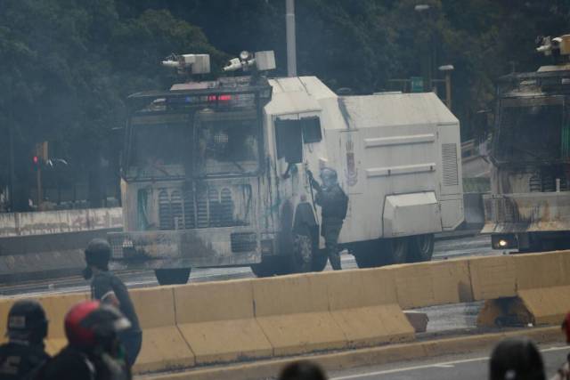 GNB reprime a manifestantes en la Francisco Fajardo / Foto: Will Jiménez