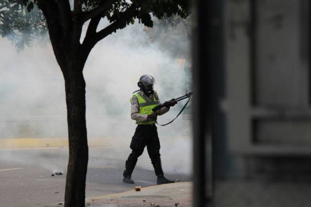 Reprimen en Chacaíto a manifestantes que marchaban hacia la Fiscalía. Foto: Régulo Gómez / LaPatilla.com