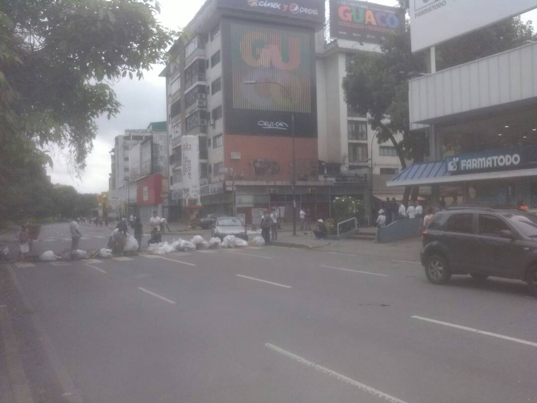 Vecinos y trabajadores en Bello Monte se unen al trancazo #26Jun