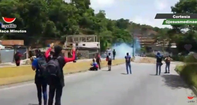 Los estudiantes que protestaban en la USM fueron bombardeados con lacrimógenas. Foto: Capture