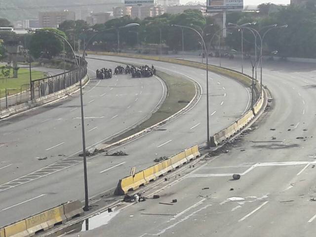 Lanzan lacrimógenas contra manifestantes en el Distribuidor Altamira. Foto: Eduardo Ríos / LaPatilla.com