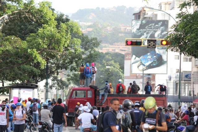 Manifestantes encapuchados en la avenida Luis Roche de Altamira durante el trancazo #26Jun. Foto: Régulo Gómez