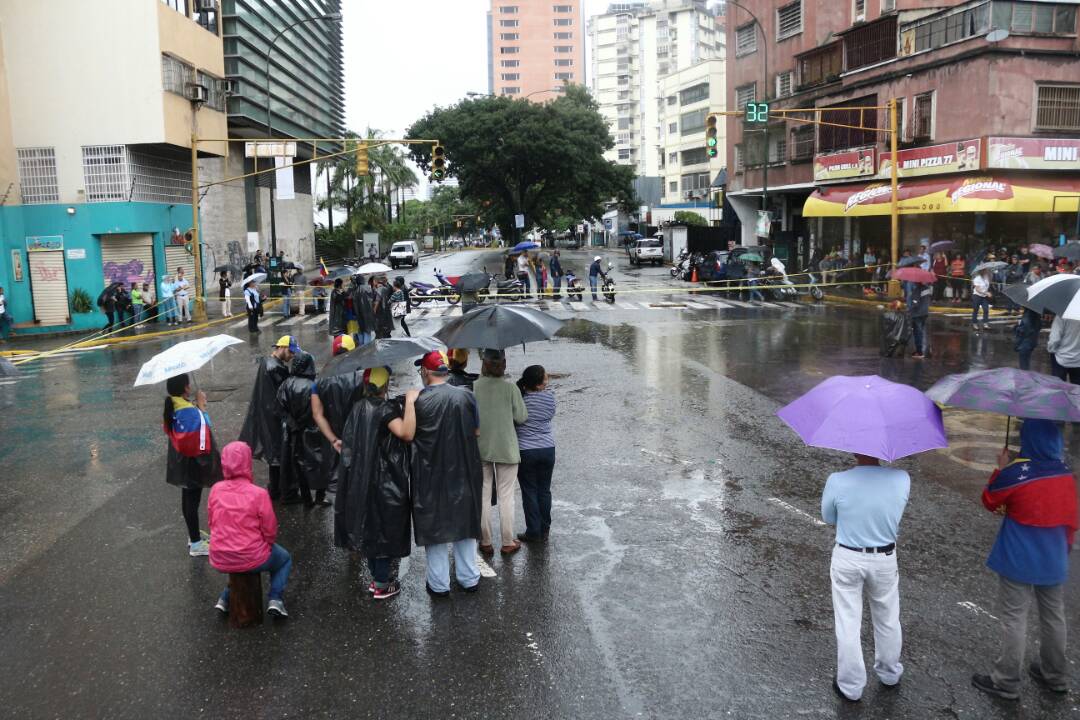 Así fue el trancazo en Los Dos Caminos este #28Jun (Fotos)