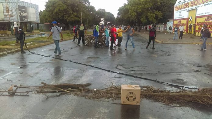 Manifestantes reprimidos en el CNE de Valencia trancan la Av. Bolívar #29Jun