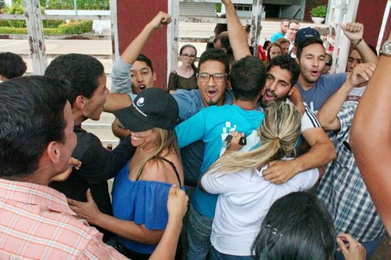  Las boletas de excarcelación de los jóvenes fue firmada pasadas la 1:00 de la tarde de este domingo (foto Germán Dam V)