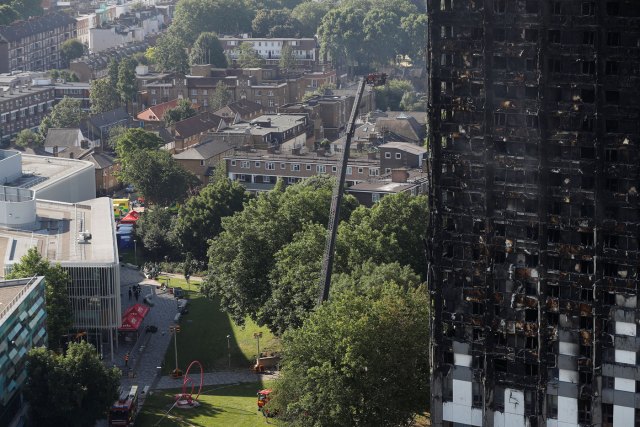 Las ruinas del edificio incendiado en Londres (Foto Reuters)