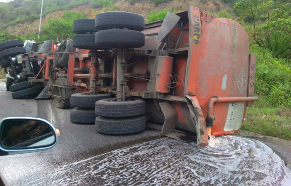 Gandola con combustible se volcó en la troncal 1 (foto)