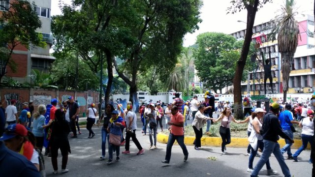 Reprimen a manifestantes en Montalban (Foto: @FreddyGuevaraC)