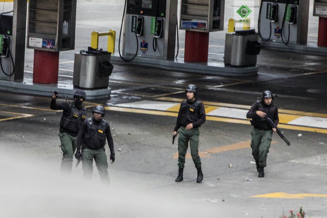 ¿No que no? Padrino, acá la GNB captada en distintos ángulos disparando contra manifestantes (Videos)