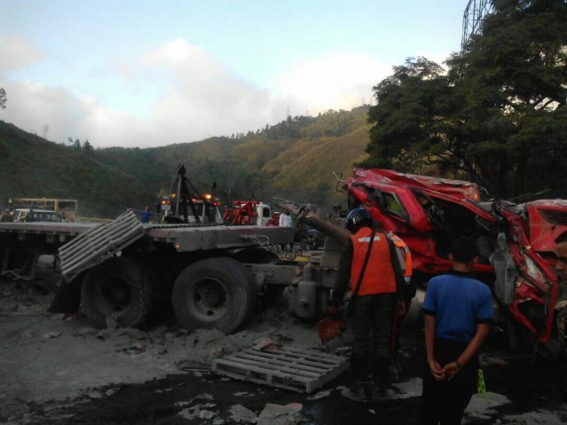 Una persona quedó atrapada al volcar una gandola en la ARC a la altura de Tazón / Foto: Jorge Galindo