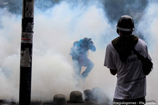 Mientras el régimen reprime, la resistencia se le planta a Maduro en la calle. Foto: Régulo Gómez / LaPatilla.com