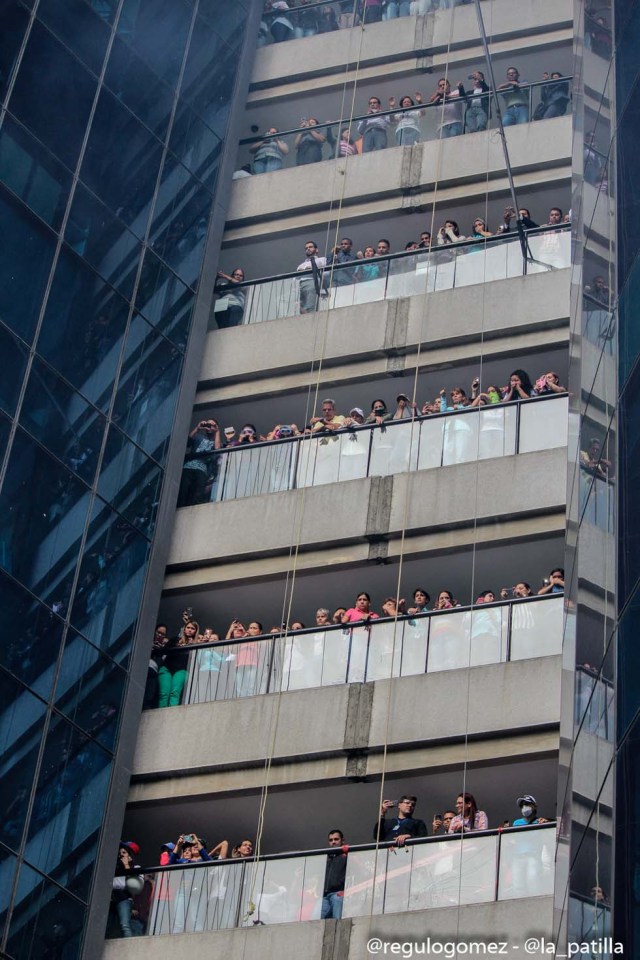 Mientras el régimen reprime, la resistencia se le planta a Maduro en la calle. Foto: Régulo Gómez / LaPatilla.com