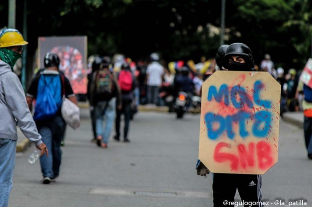 Mientras el régimen reprime, la resistencia se le planta a Maduro en la calle. Foto: Régulo Gómez / LaPatilla.com