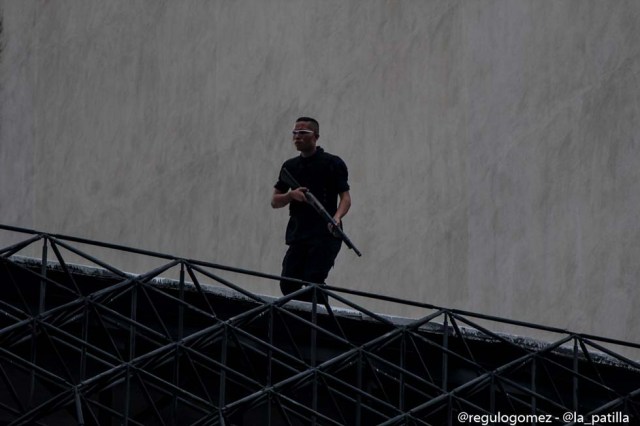 Mientras el régimen reprime, la resistencia se le planta a Maduro en la calle. Foto: Régulo Gómez / LaPatilla.com