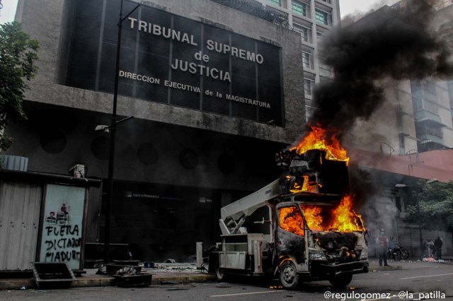 Mientras el régimen reprime, la resistencia se le planta a Maduro en la calle. Foto: Régulo Gómez / LaPatilla.com