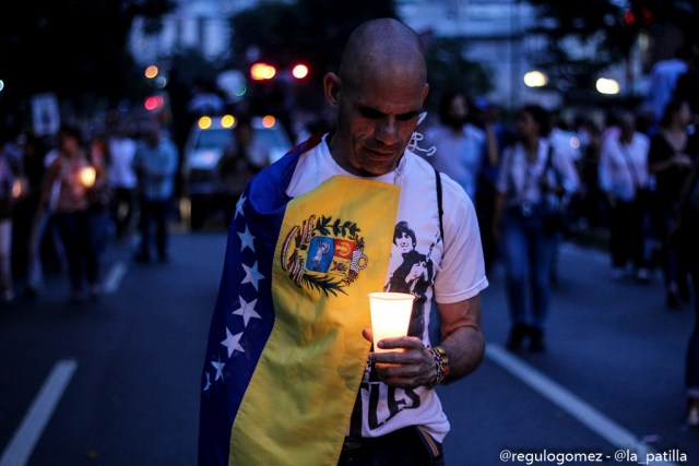 Oposición se concentró en Parque Cristal para homenajear a los caídos. Foto: Régulo Gómez / LaPatilla.com