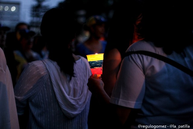 Oposición se concentró en Parque Cristal para homenajear a los caídos. Foto: Régulo Gómez / LaPatilla.com