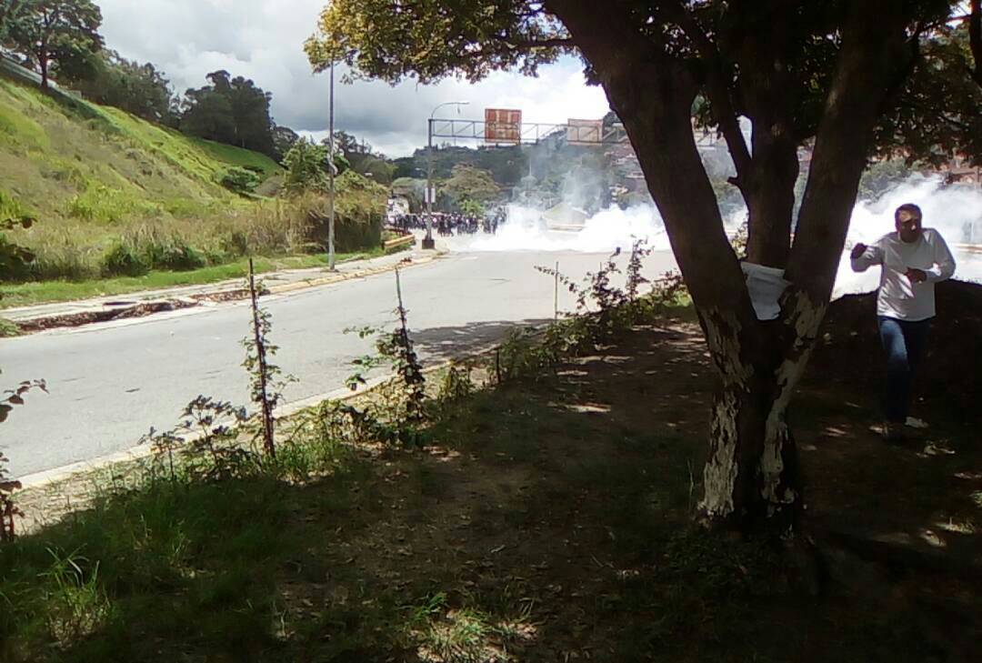 Reprimen a manifestantes en el distribuidor Metropolitano este #14Jun