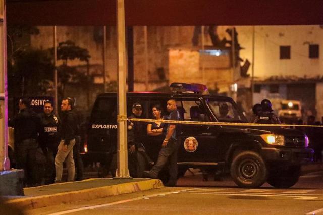 La presencia de los cuerpos de seguridad en adyacencias del TSJ se prolongó hasta latas horas de la noche. Foto: EFE