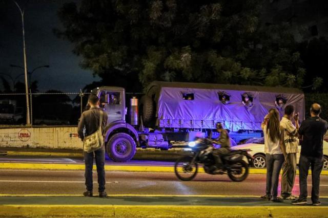 La presencia de los cuerpos de seguridad en adyacencias del TSJ se prolongó hasta latas horas de la noche. Foto: EFE