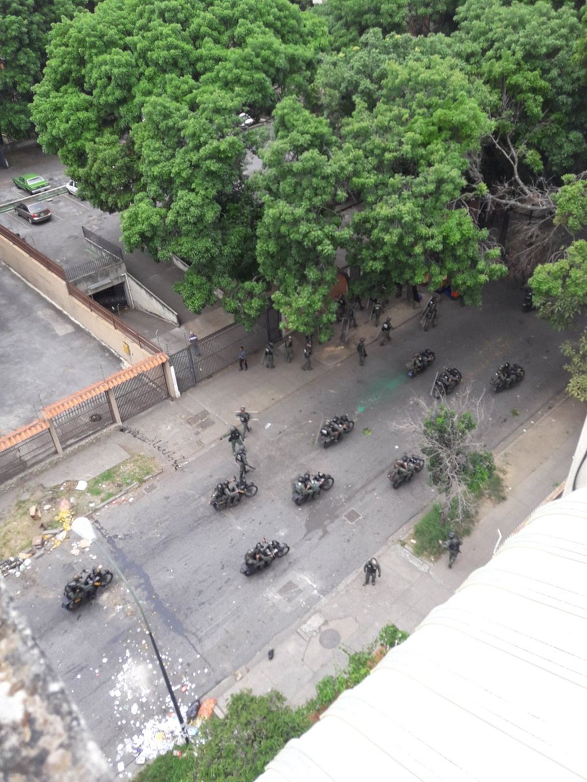 Reprimen a manifestantes que iniciaban marcha en Montalbán #7Jun (Video)