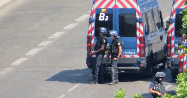 Hombre armado embiste con su vehículo furgón policial en Campos Elíseos de París