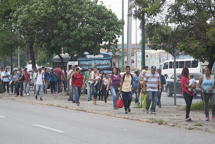 Larenses se ven obligados a caminar para ahorrar dinero de pasajes