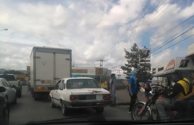 Vecinos realizaron plantón en La Encrucijada de Cagua / Foto  @osbelen 