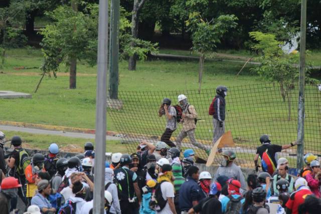 Reprimieron a manifestantes en la Fajardo: Varios afectados por lacrimógenas. Foto: Régulo Gómez / LaPatilla.com