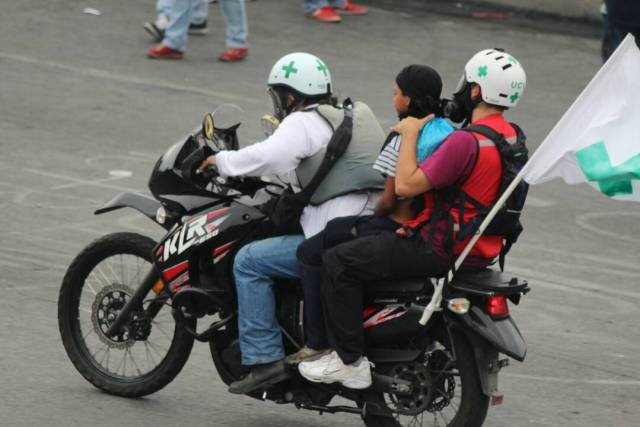 Reprimieron a manifestantes en la Fajardo: Varios afectados por lacrimógenas. Foto: Régulo Gómez / LaPatilla.com