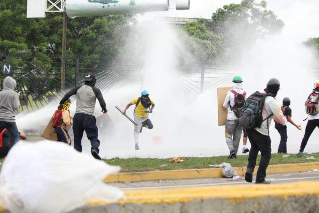 Reprimieron a manifestantes en la Fajardo: Varios afectados por lacrimógenas. Foto: Régulo Gómez / LaPatilla.com