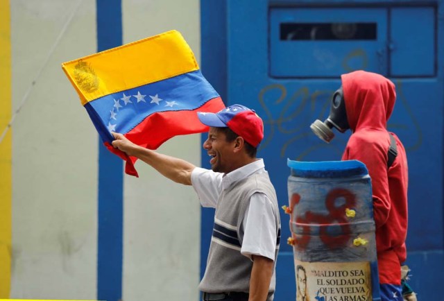 Cuerpos de seguridad redoblan la represión en las marchas. La resistencia sigue. REUTERS/Carlos Garcia Rawlins