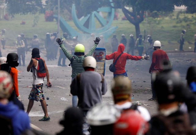 Cuerpos de seguridad redoblan la represión en las marchas. La resistencia sigue. REUTERS/Carlos Garcia Rawlins