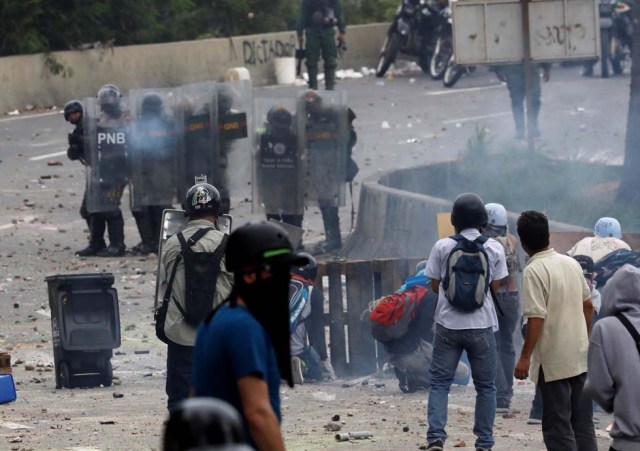 Cuerpos de seguridad redoblan la represión en las marchas. La resistencia sigue. REUTERS/Carlos Garcia Rawlins