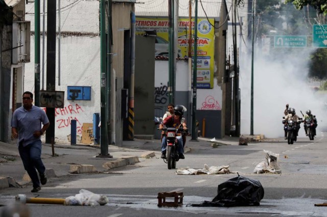 Cuerpos de seguridad redoblan la represión en las marchas. La resistencia sigue. REUTERS/Carlos Garcia Rawlins