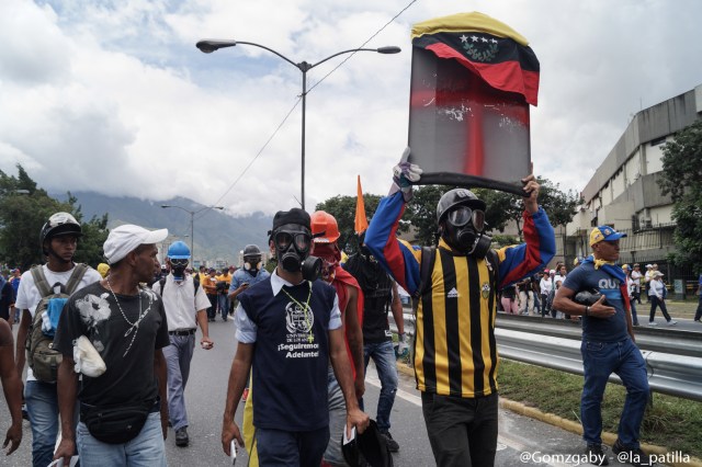 La represión "atroz" arremetió este #19Jun hasta con balas: La resistencia continúa. Fotos: Gabriela Gómez / LaPatilla.com