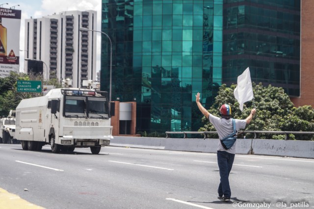 La represión "atroz" arremetió este #19Jun hasta con balas: La resistencia continúa. Fotos: Gabriela Gómez / LaPatilla.com