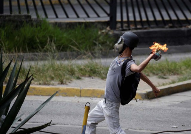 Cuerpos de seguridad redoblan la represión en las marchas. La resistencia sigue. REUTERS/Marco Bello