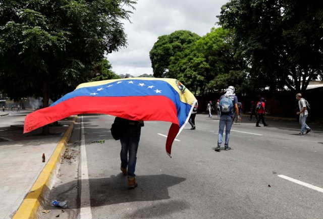 Cuerpos de seguridad redoblan la represión en las marchas. La resistencia sigue. REUTERS/Carlos Garcia Rawlins