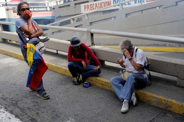 Cuerpos de seguridad redoblan la represión en las marchas. La resistencia sigue. REUTERS/Marco Bello