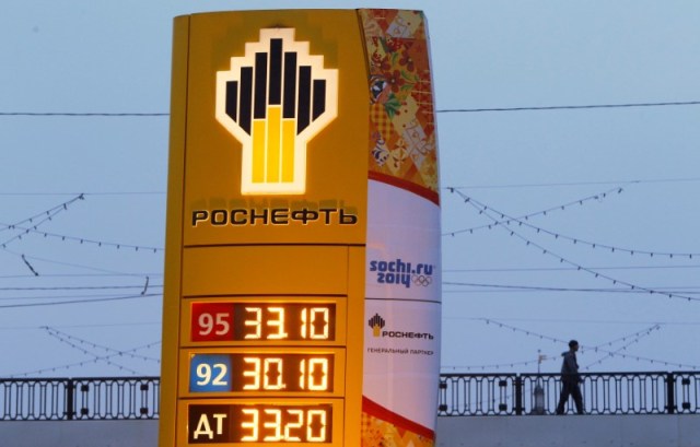 Imagen de archivo del logo de Rosneft en una estación de servicio en Moscú. 12 de noviembre 2013. El principal productor de crudo de Rusia, Rosneft, obtendrá 70.000 barriles por día (bpd) de exportaciones petroleras este año desde Venezuela bajo los términos de un acuerdo de préstamo con la estadounidense Citgo, dijo el viernes el ministro venezolano de Petróleo, Nelson Martínez.       REUTERS/Maxim Shemetov/File Photo