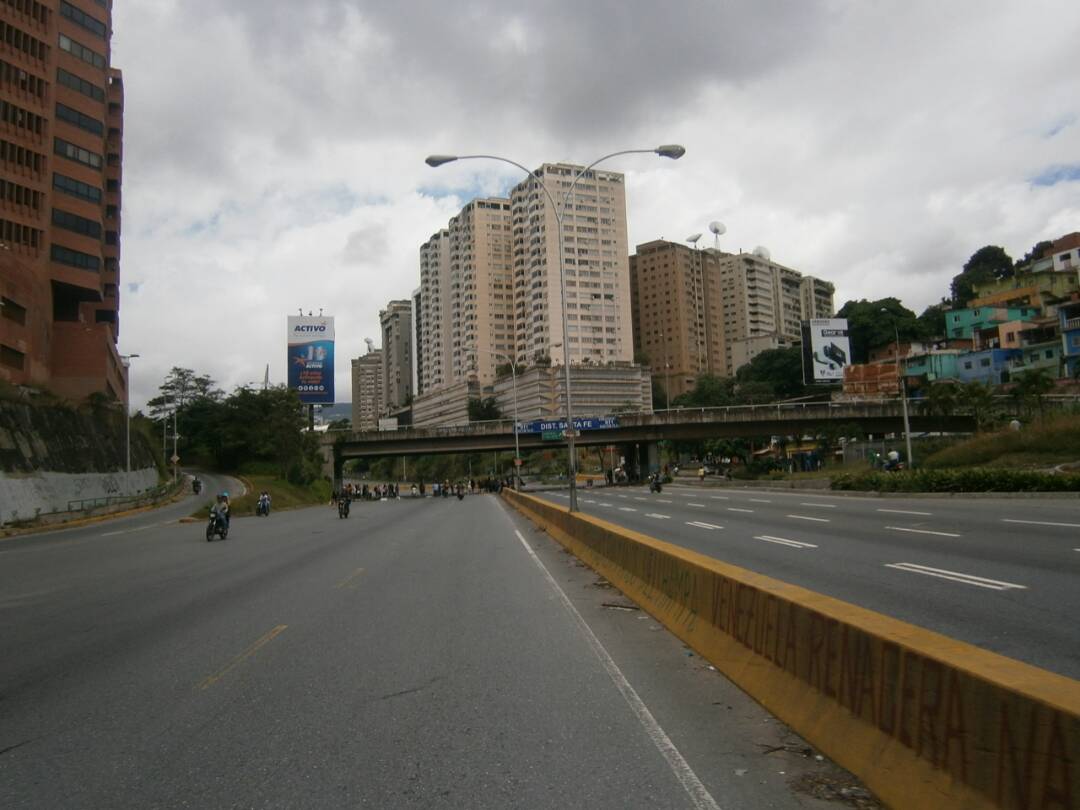 Cerrada la autopista Prados del Este a la altura de Santa Fe #29Jun (fotos)