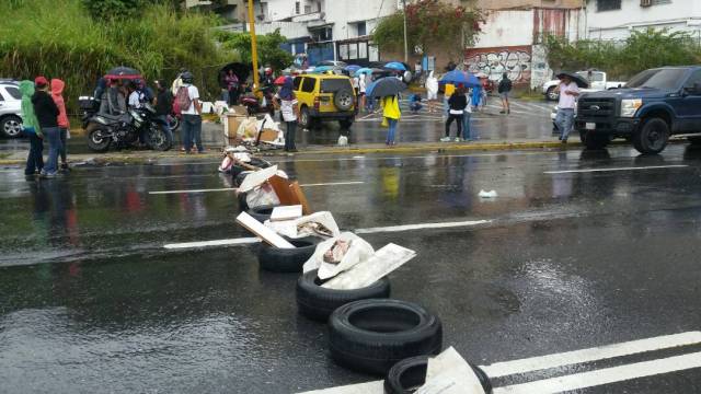 Manifestantes trancan la autopista a la altura de Santa Fe (Foto LaPatilla)