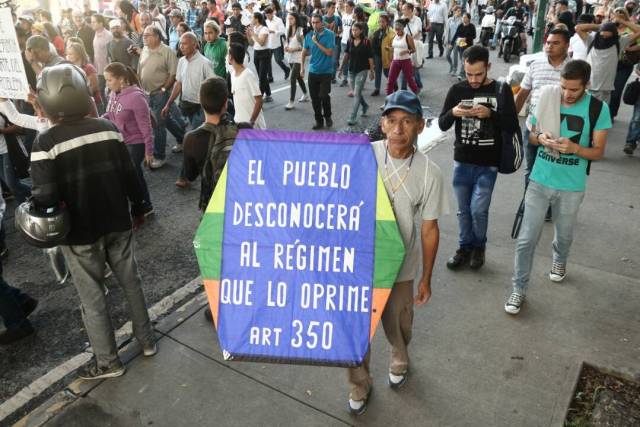 El señor del Papagayo en la movilización nocturna de este 21 de junio. Foto: Wil Jiménez /lapatilla