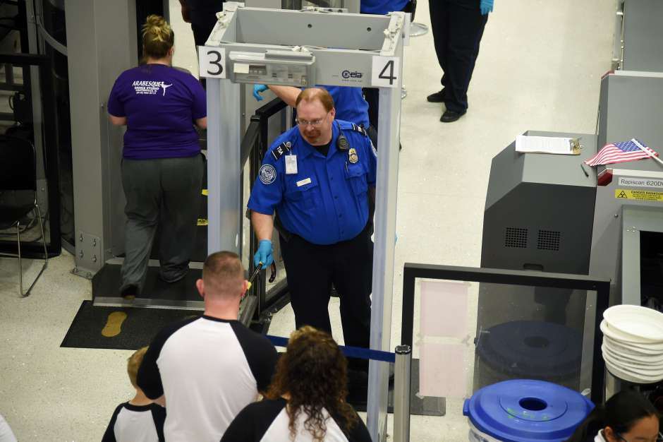 TSA lanza alerta para viajeros durante el verano en EEUU