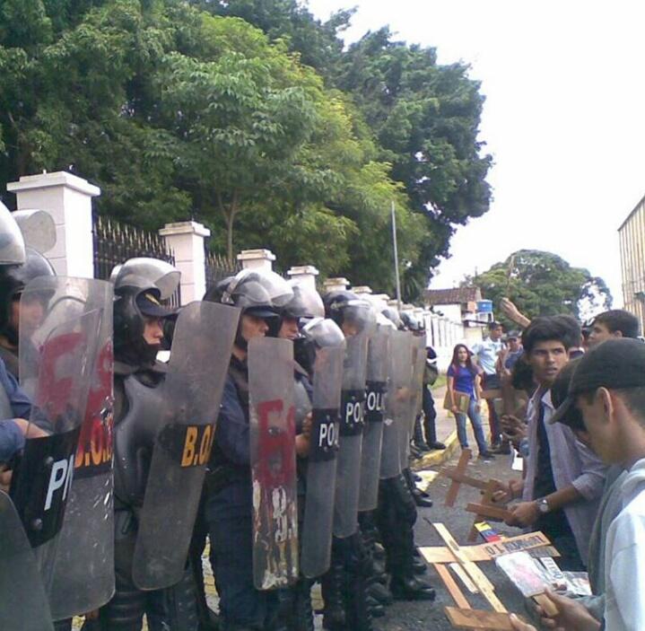 Estudiantes se le plantaron a Vielma Mora frente a la Gobernación este #12Jun